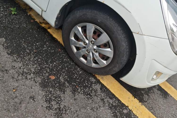 Used Hyundai Verna (older generation) 2010 Sedan 1.4L Manual Comfort GS Right Front Wheel Hub