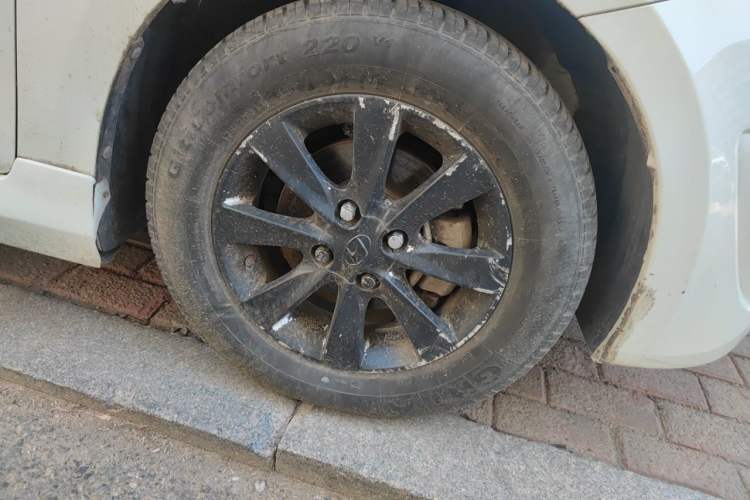 Used Hyundai Verna (older generation) 2010 Sedan 1.4L Automatic Comfort Model GS Right Front Wheel Hub