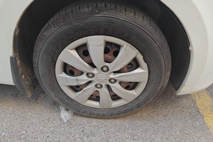 Used Hyundai Verna (older generation) 2010 Sedan 1.4L Manual Comfort GS Right Front Wheel Hub