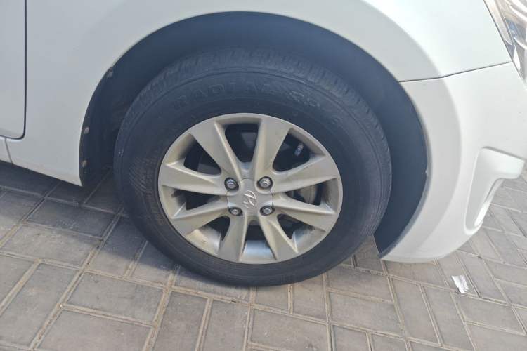 Used Hyundai Verna (older generation) 2010 Sedan 1.4L Automatic Comfort Model GS Right Front Wheel Hub