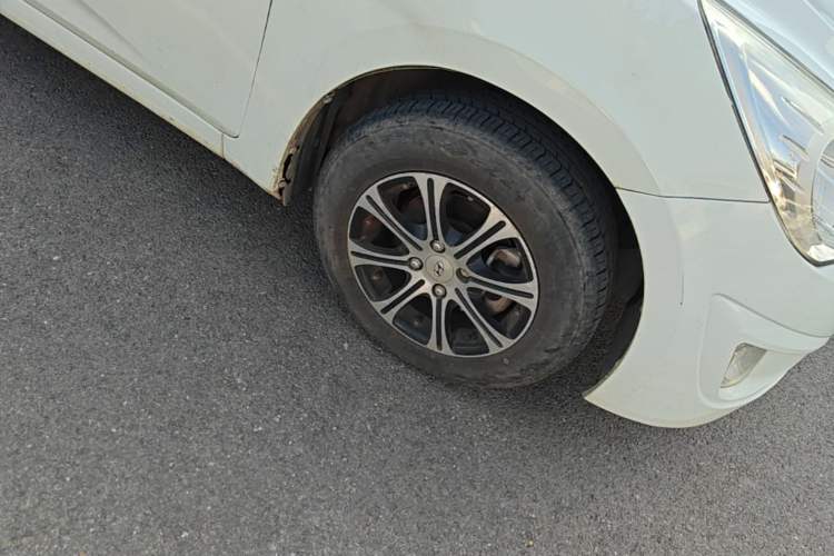 Used Hyundai Verna (older generation) 2010 Sedan 1.4L Manual Comfort GS Right Front Wheel Hub