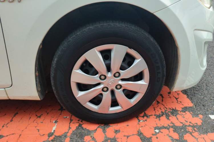 Used Hyundai Verna (older generation) 2010 Sedan 1.4L Manual Comfort GS Right Front Wheel Hub