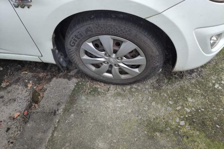 Used Hyundai Verna (older generation) 2010 Sedan 1.4L Manual Comfort GS Right Front Wheel Hub