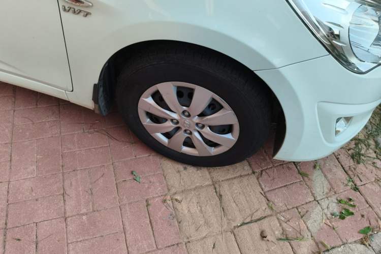 Used Hyundai Verna (older generation) 2010 Sedan 1.4L Manual Comfort GS Right Front Wheel Hub