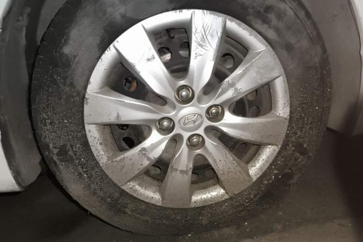 Used Hyundai Verna (older generation) 2010 Sedan 1.4L Manual Comfort GS Right Front Wheel Hub