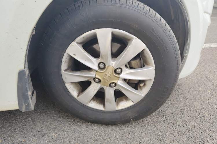 Used Hyundai Verna (older generation) 2010 Sedan 1.4L Manual Standard GL Model Right Front Wheel Hub