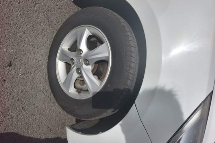 Used Hyundai Verna (older generation) 2010 Sedan 1.4L Automatic Fashionable GT Model Right Front Wheel Hub