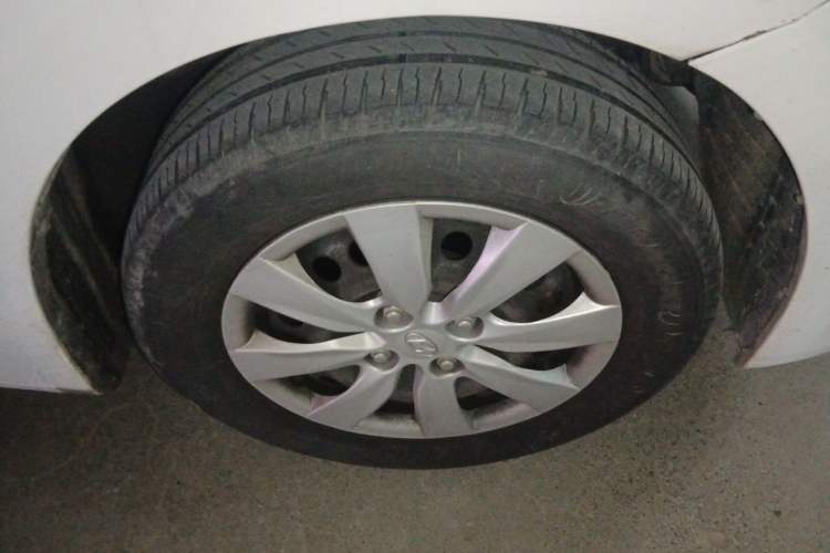 Used Hyundai Verna (older generation) 2010 Sedan 1.4L Automatic Comfort Model GS Right Front Wheel Hub