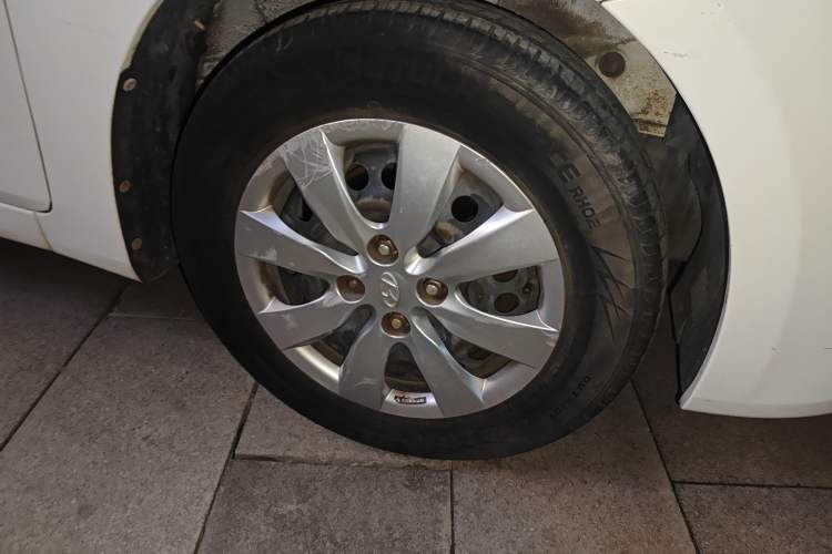 Used Hyundai Verna (older generation) 2010 Sedan 1.4L Manual Comfort GS Right Front Wheel Hub