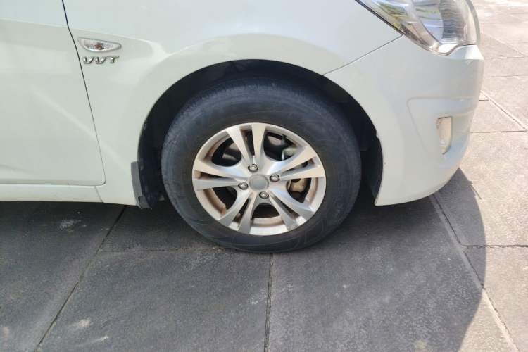 Used Hyundai Verna (older generation) 2010 Sedan 1.4L Manual Comfort GS Right Front Wheel Hub