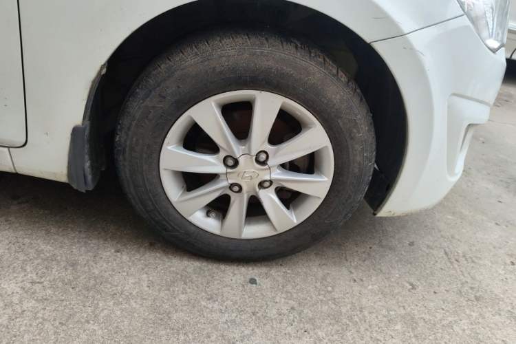 Used Hyundai Verna (older generation) 2010 Sedan 1.4L Manual Standard GL Model Right Front Wheel Hub