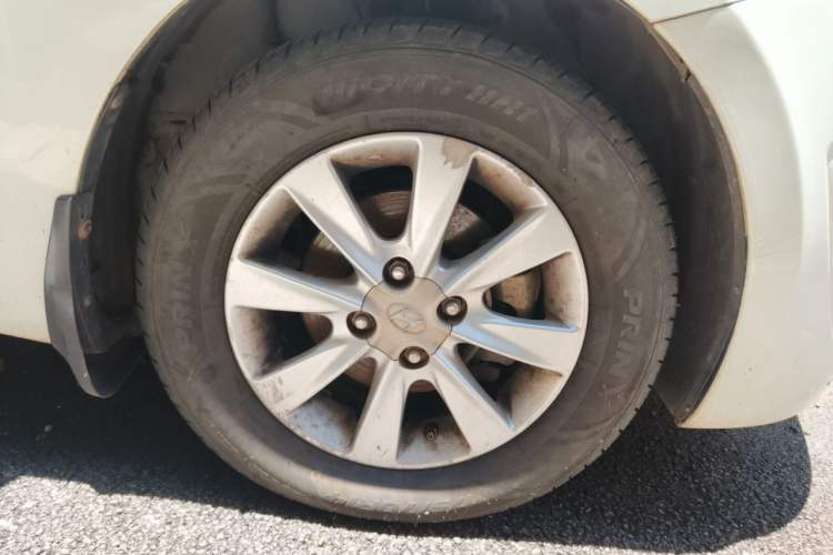 Used Hyundai Verna (older generation) 2010 Sedan 1.4L Automatic Comfort Model GS Right Front Wheel Hub