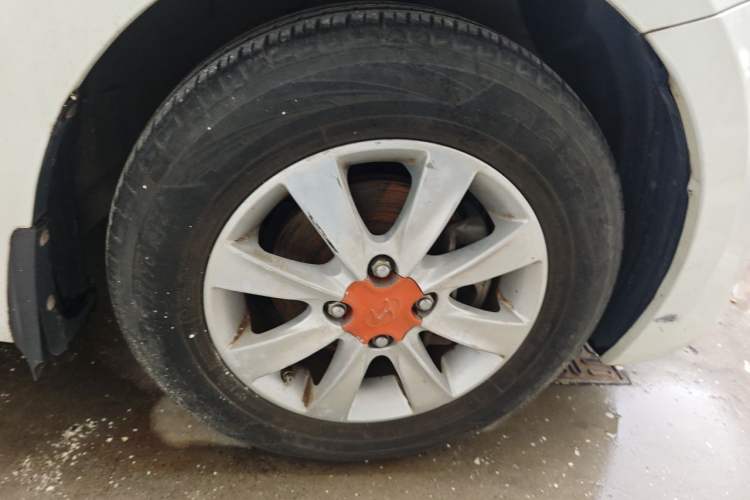 Used Hyundai Verna (older generation) 2010 Sedan 1.4L Manual Comfort GS Right Front Wheel Hub