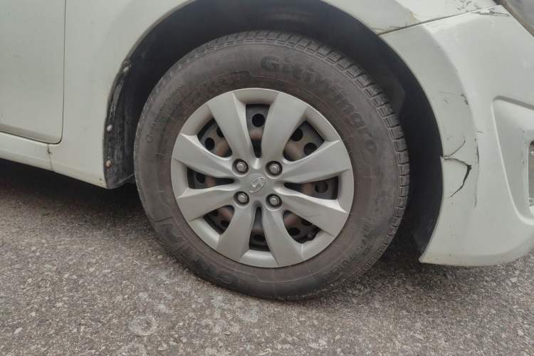 Used Hyundai Verna (older generation) 2010 Sedan 1.4L Manual Comfort GS Right Front Wheel Hub