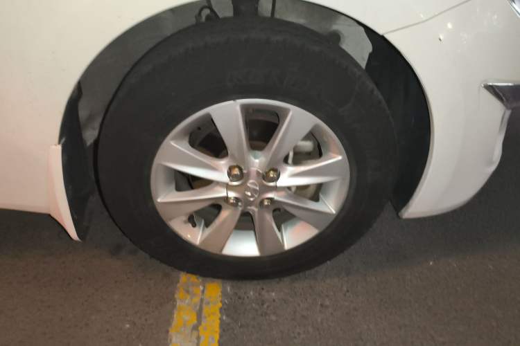Used Hyundai Verna (older generation) 2010 Sedan 1.4L Manual Comfort GS Right Front Wheel Hub