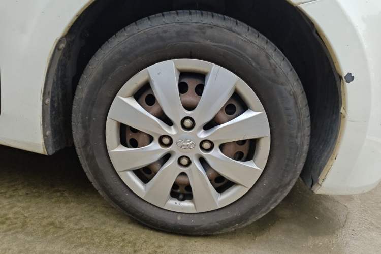 Used Hyundai Verna (older generation) 2010 Sedan 1.4L Manual Comfort GS Right Front Wheel Hub