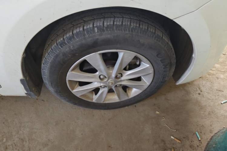 Used Hyundai Verna (older generation) 2010 Sedan 1.4L Automatic Comfort Model GS Right Front Wheel Hub