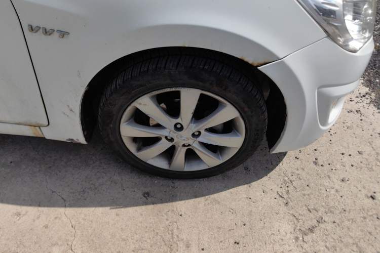 Used Hyundai Verna (older generation) 2010 Sedan 1.4L Automatic Luxury GLS Trim Right Front Wheel Hub