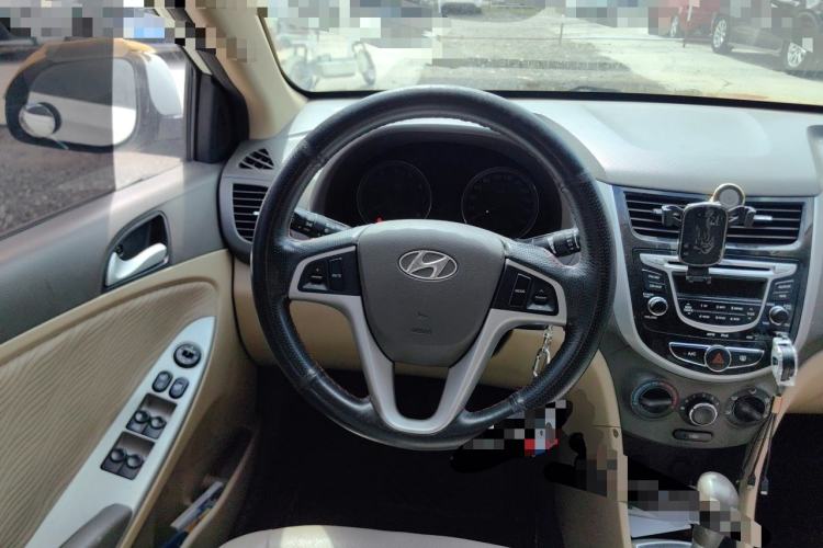 Used Hyundai Verna (older generation) 2010 Sedan 1.4L Automatic Luxury GLS Trim Steering Wheel