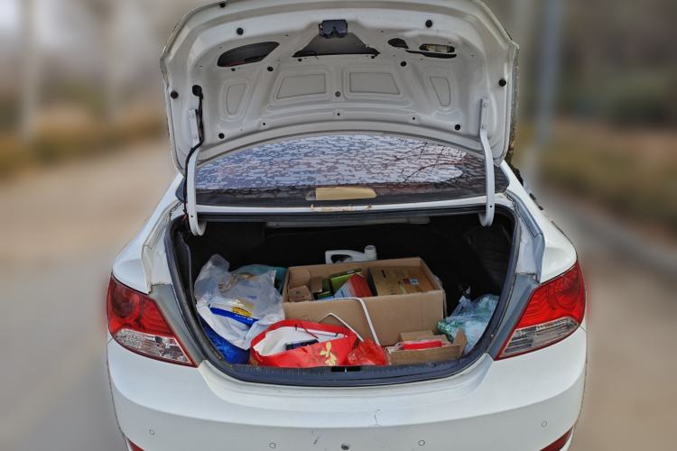 Used Hyundai Verna (older generation) 2010 Sedan 1.4L Automatic Comfort Model GS Trunk