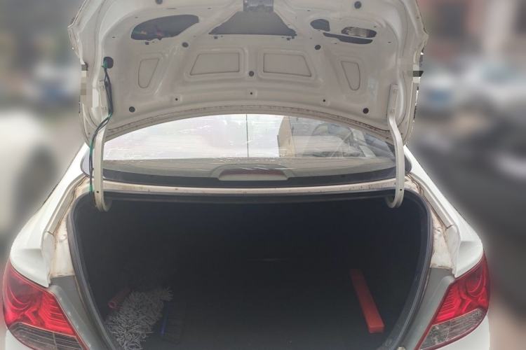 Used Hyundai Verna (older generation) 2010 Sedan 1.4L Manual Comfort GS Trunk