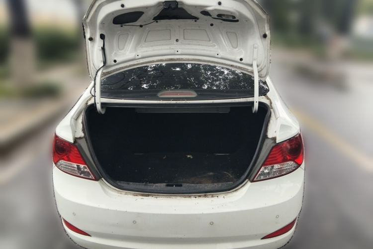 Used Hyundai Verna (older generation) 2010 Sedan 1.4L Manual Comfort GS Trunk