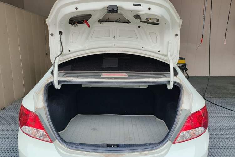 Used Hyundai Verna (older generation) 2010 Sedan 1.4L Manual Comfort GS Trunk