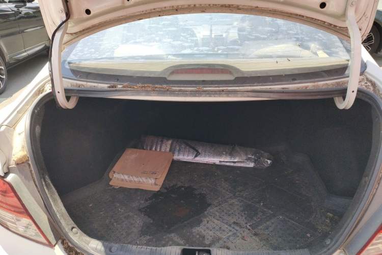 Used Hyundai Verna (older generation) 2010 Sedan 1.4L Automatic Comfort Model GS Trunk