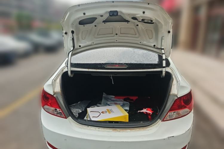Used Hyundai Verna (older generation) 2010 Sedan 1.4L Manual Standard GL Model Trunk