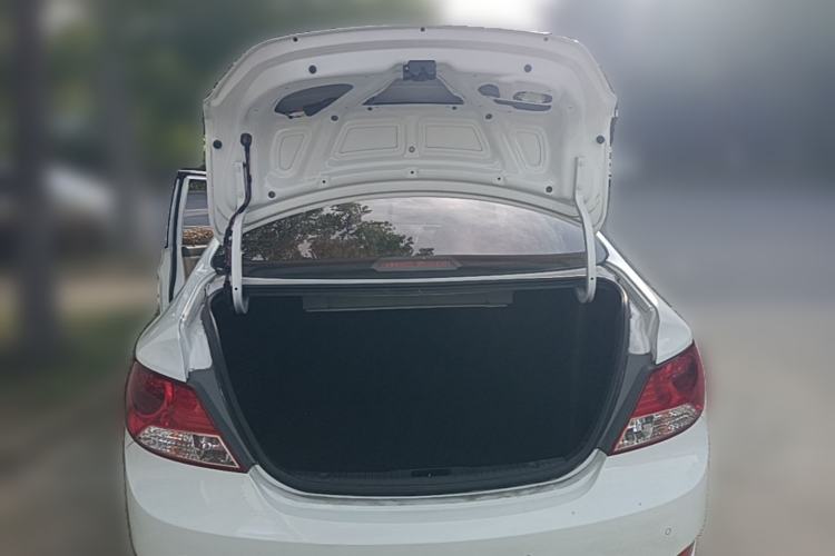 Used Hyundai Verna (older generation) 2010 Sedan 1.4L Automatic Comfort Model GS Trunk