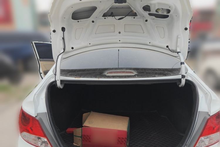 Used Hyundai Verna (older generation) 2010 Sedan 1.4L Automatic Comfort Model GS Trunk