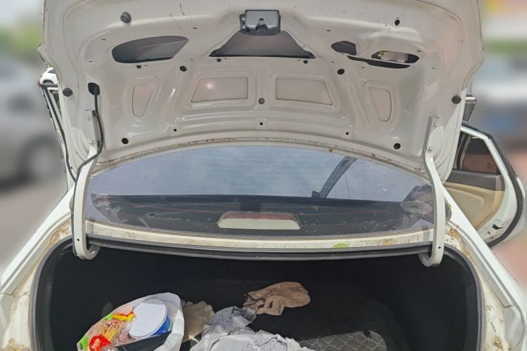 Used Hyundai Verna (older generation) 2010 Sedan 1.4L Manual Comfort GS Trunk