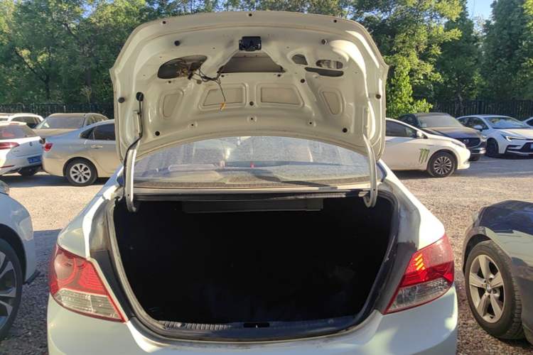 Used Hyundai Verna (older generation) 2010 Sedan 1.4L Automatic Comfort Model GS Trunk