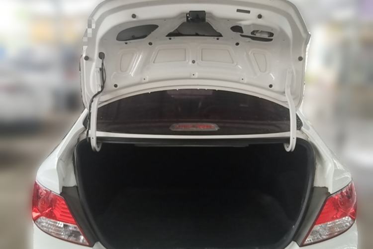 Used Hyundai Verna (older generation) 2010 Sedan 1.4L Manual Comfort GS Trunk