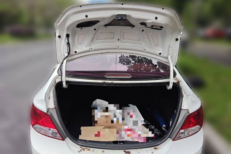 Used Hyundai Verna (older generation) 2010 Sedan 1.4L Manual Comfort GS Trunk