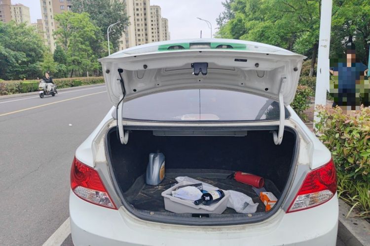 Used Hyundai Verna (older generation) 2010 Sedan 1.4L Manual Comfort GS Trunk
