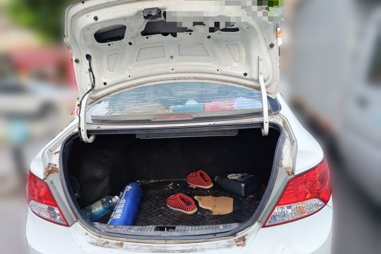 Used Hyundai Verna (older generation) 2010 Sedan 1.4L Manual Comfort GS Trunk