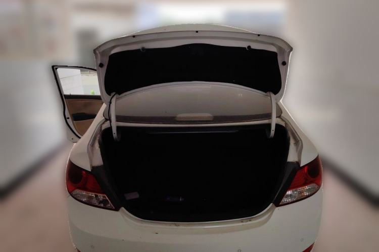 Used Hyundai Verna (older generation) 2010 Sedan 1.4L Manual Comfort GS Trunk