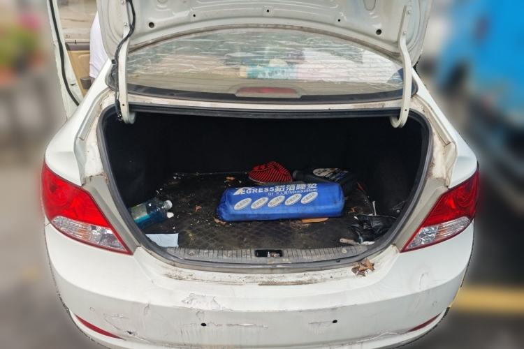 Used Hyundai Verna (older generation) 2010 Sedan 1.4L Manual Comfort GS Trunk
