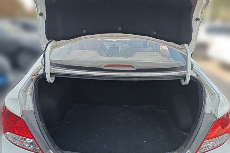 Used Hyundai Verna (older generation) 2010 Sedan 1.4L Manual Comfort GS Trunk