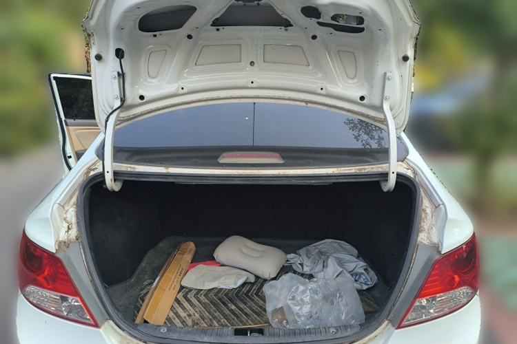 Used Hyundai Verna (older generation) 2010 Sedan 1.4L Manual Comfort GS Trunk