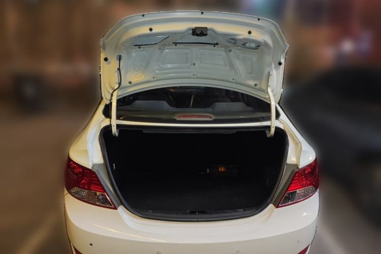 Used Hyundai Verna (older generation) 2010 Sedan 1.4L Manual Comfort GS Trunk