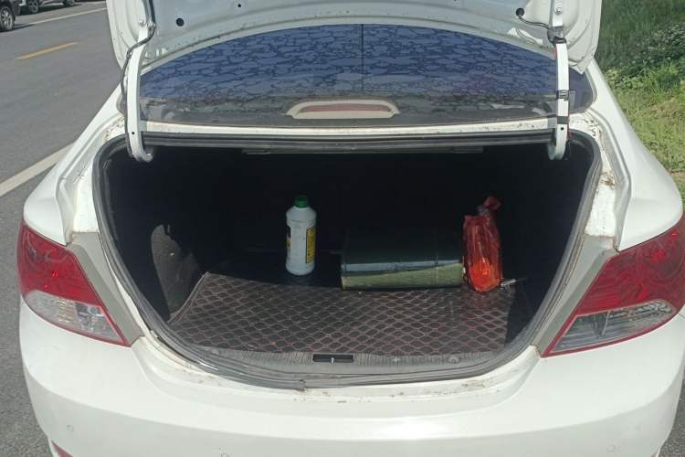 Used Hyundai Verna (older generation) 2010 Sedan 1.4L Automatic Comfort Model GS Trunk
