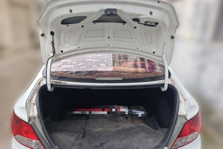 Used Hyundai Verna (older generation) 2010 Sedan 1.4L Manual Comfort GS Trunk