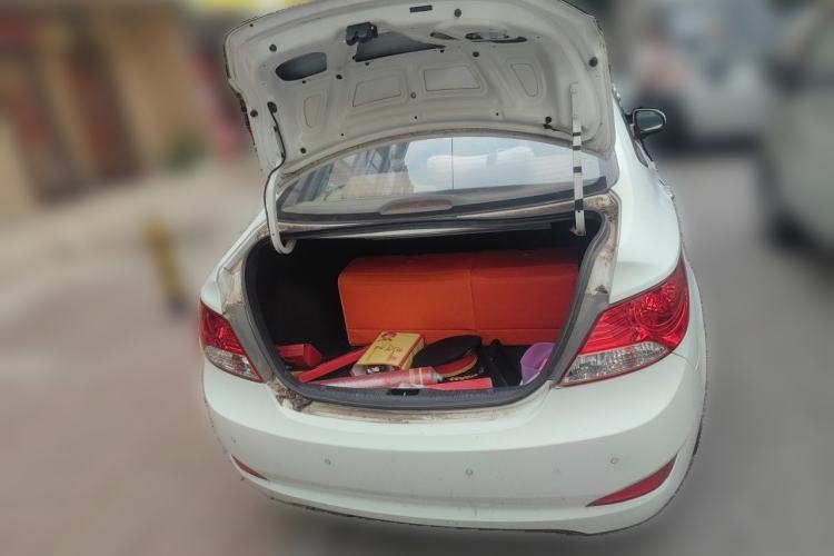 Used Hyundai Verna (older generation) 2010 Sedan 1.4L Manual Comfort GS Trunk