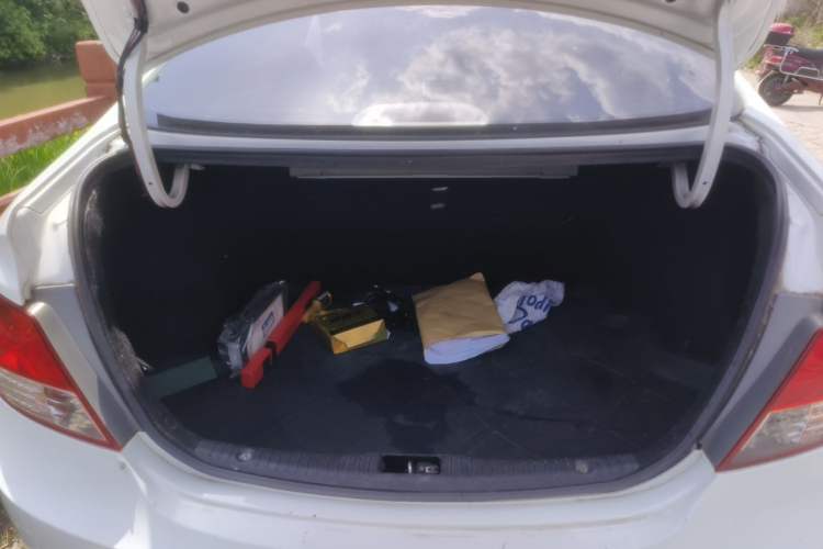 Used Hyundai Verna (older generation) 2010 Sedan 1.4L Manual Comfort GS Trunk