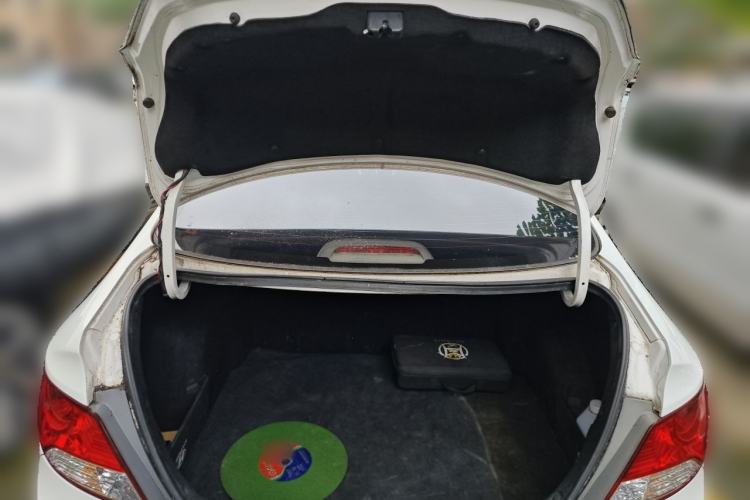 Used Hyundai Verna (older generation) 2010 Sedan 1.4L Manual Comfort GS Trunk