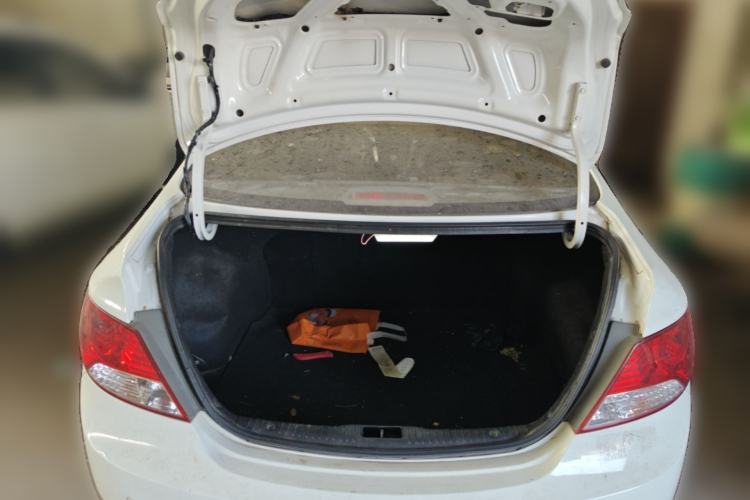 Used Hyundai Verna (older generation) 2010 Sedan 1.4L Automatic Comfort Model GS Trunk