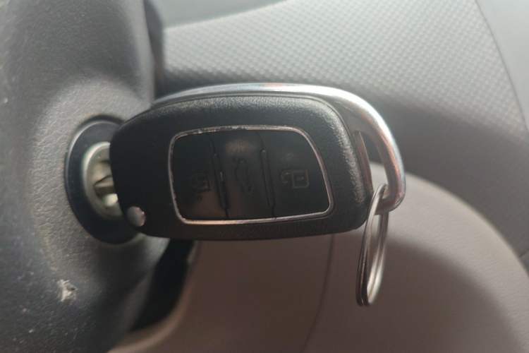 Used Hyundai Verna (older generation) 2010 Sedan 1.4L Manual Comfort GS Vehicle Key