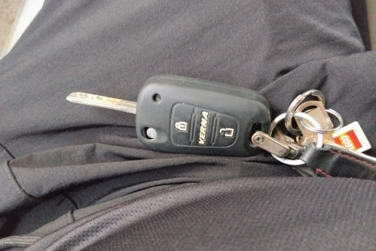 Used Hyundai Verna (older generation) 2010 Sedan 1.4L Manual Comfort GS Vehicle Key